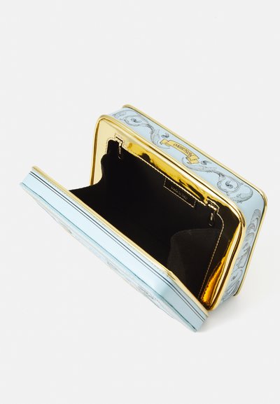 Geantă rigida din metal aurie, cu exterior de un albastru deschis, model floral intricate și interior moale de culoare neagră. Deschisă, are o formă bine definită.