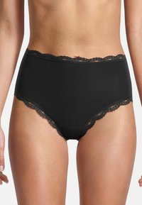 Hochtaillierte schwarze Unterwäsche aus geripptem Stoff, mit einer Spitzenbordüre entlang des Taillenbunds und der Beinausschnitte für dekorative Details.