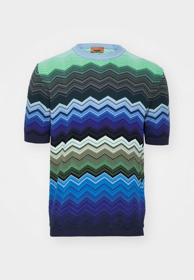 Short-sleeved knit sweater featuring a zigzag pattern in shades of green, blue, and navy. Round neckline with textured fabric.