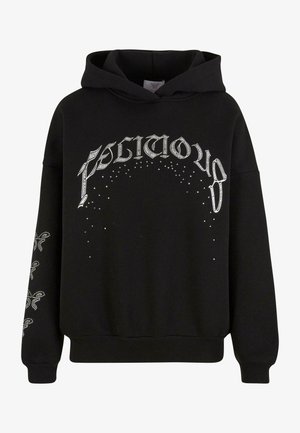 Sudadera con capucha negra hecha de tela suave, con texto impreso en blanco y patrones, y detalles de acento en las mangas.