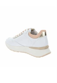 Baskets blanches avec des accents rose clair et des éléments en or. Elles présentent une tige en cuir lisse, un bout arrondi, une semelle épaisse et un design à lacets.