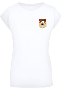 Hvit kortermet T-skjorte laget av bomull, med et lite grafisk bilde av en tegneseriefigur i en sandfarget lomme-design på venstre side.