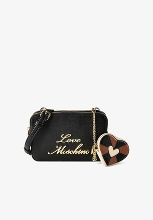Bolso bandolera Black Love de Moschino con cadena dorada y logotipo, con un monedero en forma de corazón adjunto en patchwork de colores negro, marrón y beige.