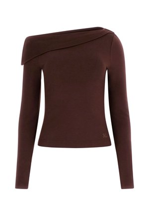 Brązowa bluzka z długim rękawem, z asymetrycznym dekoltem, gładką fakturą, dopasowanym krojem i subtelnym detalem z logo przy spodzie.