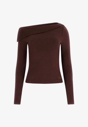 Brązowa bluzka z długim rękawem, z asymetrycznym dekoltem, gładką fakturą, dopasowanym krojem i subtelnym detalem z logo przy spodzie.