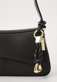 Geantă de mână din piele neagră, cu un design structurat, având o curea împletită, accesorii de culoare aurie și un finisaj elegant, texturat.
