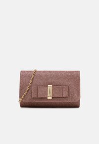 Borsa clutch in tessuto rosa oro testurizzato con tracolla a catena dorata, caratterizzata da un fiocco frontale e una chiusura rettangolare in oro.