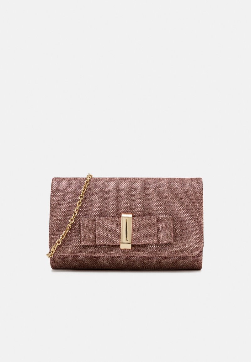 Borsa clutch in tessuto rosa oro testurizzato con tracolla a catena dorata, caratterizzata da un fiocco frontale e una chiusura rettangolare in oro.