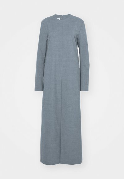 Ilga pilka suknelė, pagaminta iš tekstūruotos medžiagos, turinti ilgus rankovės, apvalų kaklą ir tiesią siluetą su centriniu raukšlėjimu.