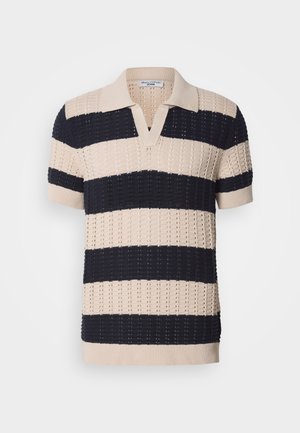 Lühikeste varrukatega kootud polo särk beežikate ja tumesiniste triipudega, millel on V-kaelus, tekstuuriline muster ning soonikseotud varrukad ja äär.