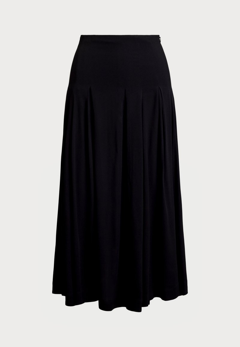 Jupe plissée noire en tissu doux, avec une taille haute et un design fluide qui arrive au niveau des mi-mollets.