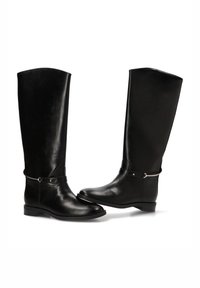 Botas de cuero negro hasta la rodilla con punta redonda, detalle de correa lateral y un acabado suave, con un tacón bajo y mínimos acentos de hardware.