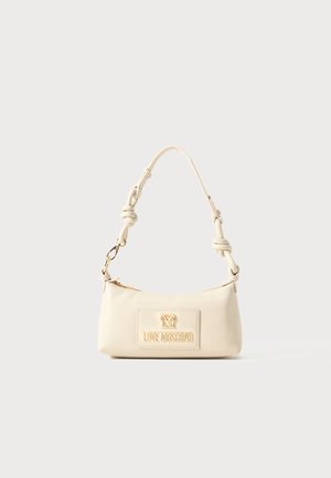 Cremefarbene Love Moschino Handtasche mit geknotetem Schulterriemen und goldener Logo-Plakette auf der Vorderseite.