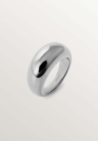 Anillo de metal liso y pulido con un diseño redondeado y macizo. Color plateado con una superficie reflectante y un borde interior sin juntas.