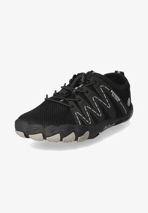 Zapatilla deportiva negra ligera con parte superior de malla, suela gris de acento, cordones elásticos y la marca "Dockers by Gerli" en el lateral.