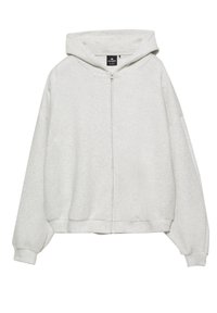 Šedá mikina na zips vyrobená z jemnej látky, s kapucňou, spadnutými ramenami a rebrovanými manžetami a spodným okrajom. Jednoduchý a nezdobený dizajn.