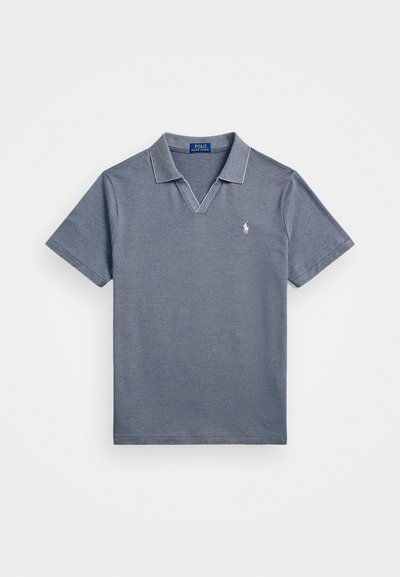 Polo krekls no heathered tumši zila kokvilnas, ar apkakli ar kontrastējošiem šuvumiem un mazu izšūtu logotipu kreisajā krūtī.