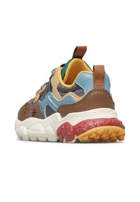 Multicolorové tenisky s kombinací hnědých, modrých, žlutých a šedých materiálů, texturovanou podrážkou s hlubokými drážkami a poutkem na patě.