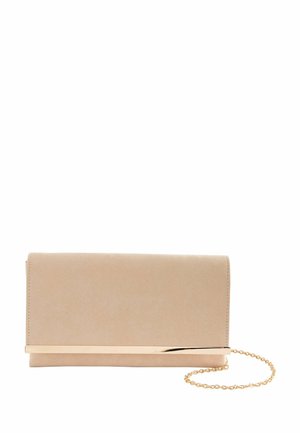 Pochette en daim beige avec un fin accent en barre métallique dorée et une bandoulière chaîne dorée sur fond blanc.