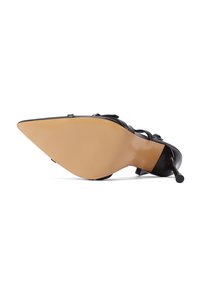 Scarpa nera con tacco alto, punta affilata e design con cinturini. Materiale superiore liscio e suola beige testurizzata. Presenta un tacco a stiletto.