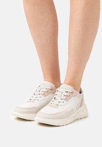 s.Oliver Trainers - cream/rose