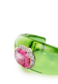 Bracciale verde traslucido in acrilico, con una grande pietra in forma di ottagono rosa circondata da piccole pietre rettangolari trasparenti in impostazioni dorate.