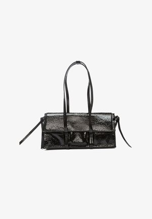 Bolso de mano de charol negro con un acabado texturizado y brillante, forma rectangular, dos asas alargadas y cierre con solapa.