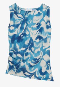 Top de tip tank cu un model abstract albastru și alb, guler rotund, plisat pe lateral și o linie de jos ușor asimetrică. Textură de țesătură moale.