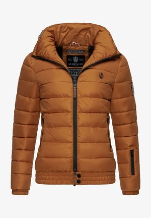 Chaqueta de plumas marrón con frente con cremallera, cuello alto y costuras horizontales. Incluye dos bolsillos laterales con cremallera y un acento de logo.