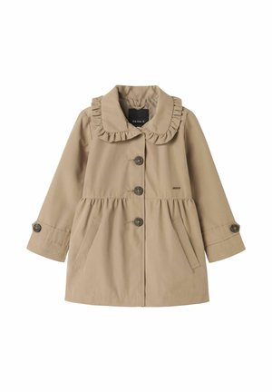 Cappotto beige per bambini con colletto arricciato, tre bottoni frontali, tasche laterali e polsini con bottoni.