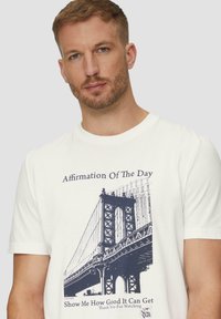 s.Oliver MIT FRONT - T-Shirt print - weiß