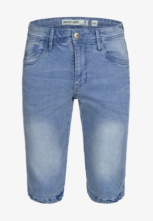 Shorts de mezclilla azul claro con una textura ligeramente desvaída, diseño de cinco bolsillos y dobladillo enrollado. Cierre con botón de metal y cremallera en la cintura.