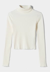 Pull à col roulé blanc côtelé à manches longues avec un ourlet et des poignets légèrement froncés, posé à plat sur un fond uni.