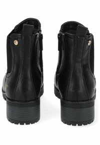 Bottines noires en cuir texturé avec un bout rond, zips sur les côtés et une semelle en caoutchouc nervurée avec un petit talon. Accents dorés visibles.