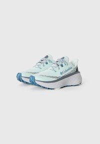 Scarpe da corsa azzurro chiaro con tomaia in mesh, dotate di un intersuola grigia texturizzata e suola blu. Accentuate da lacci riflettenti e logo.