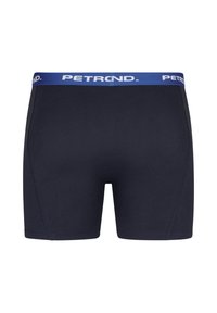 Laadukkaat tummansiniset bokserit vaaleansinisellä vyötärönauhalla, jossa on valkoinen "PETRND." logo. Valmistettu pehmeästä materiaalista, jossa on istuva muotoilu ja litteät saumat.