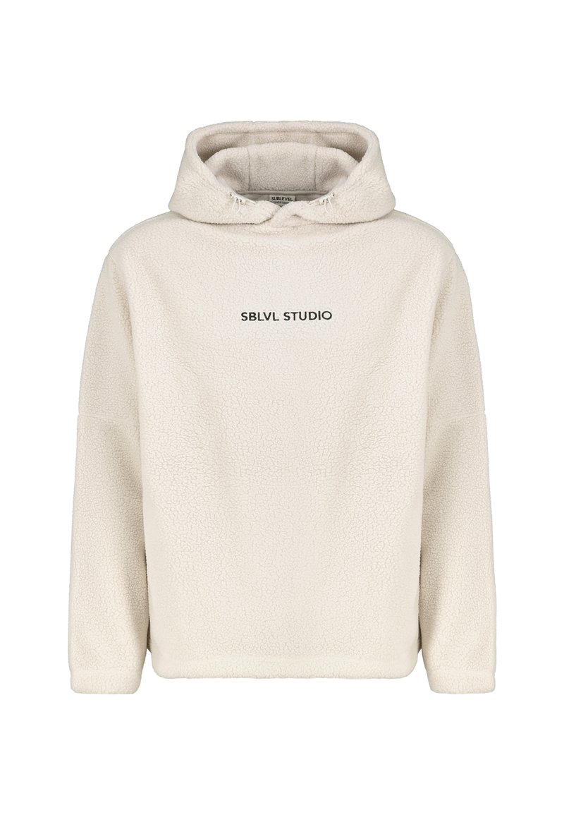 Crème kleurige fleece hoodie met een gestructureerde buitenkant, oversized pasvorm en een voorzak. Heeft "SBLVL STUDIO" in zwarte letters op de borst.