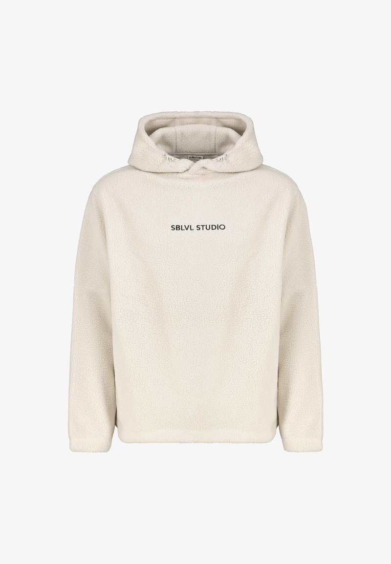 Crème kleurige fleece hoodie met een gestructureerde buitenkant, oversized pasvorm en een voorzak. Heeft "SBLVL STUDIO" in zwarte letters op de borst.