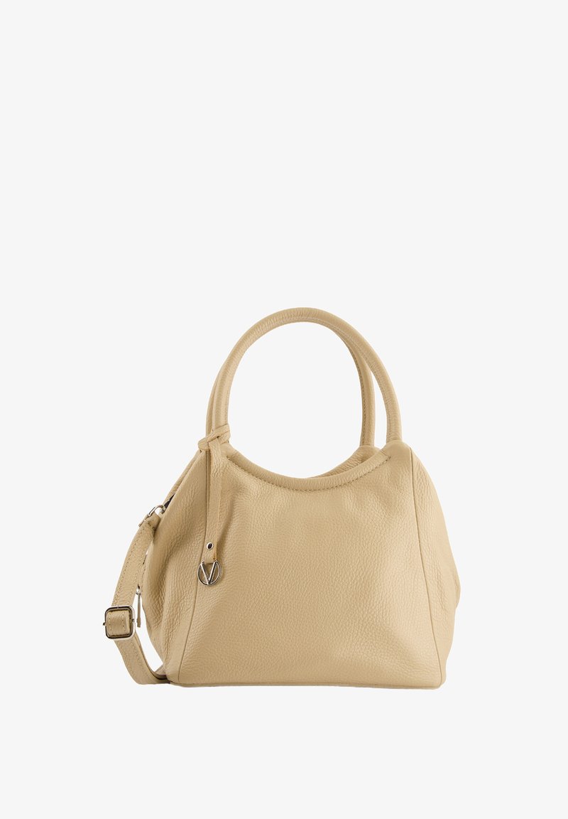 Sac à main en cuir beige avec une finition texturée, de forme arrondie, deux poignées supérieures et une bandoulière ajustable. Présente un accent décoratif en matériel.