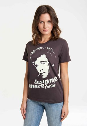 Dunkelgraues Baumwoll-T-Shirt mit einem weißen Grafikdruck eines Mannes mit einer Zigarette und dem Text "Nur noch eine Sache!" in fetten Buchstaben.