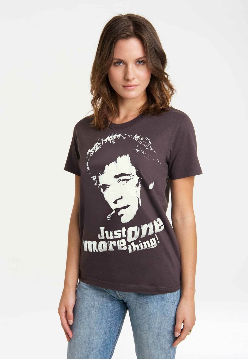 Dark gray cotton t-shirt featuring a white graphic of a man with a cigarette and the text "Just One more thing!" in bold letters.