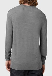 Grau langärmliger Pullover mit strukturiertem Finish, Rundhalsausschnitt und gerippten Bündchen und Saum. Verfügt über subtile Nahtdetails auf dem Rücken.