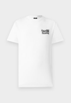 Balti trumpomis rankovėmis marškinėliai su juodu „Santa Cruz Skateboards“ logotipu kairėje krūtinės pusėje.