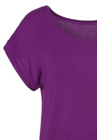 Lila T-Shirt mit kurzen Ärmeln, aus weichem Stoff gefertigt, mit weitem Ausschnitt und hochgerollten Ärmeln, verfügt über eine glatte Textur und einfarbige Optik.