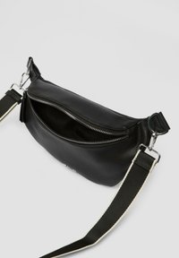 Schwarze Leder-Umhängetasche mit strukturierter Oberfläche, Reißverschluss und einem breiten, verstellbaren Trageriemen mit kontrastierendem Rand.