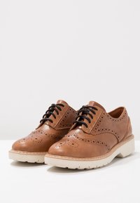 Clarks Šněrovací boty - brown