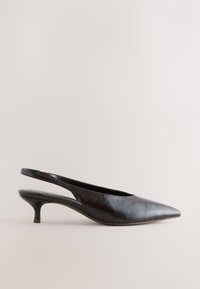 Sort læder spids tå slingback sko med lav kitten hæl på en neutral baggrund.