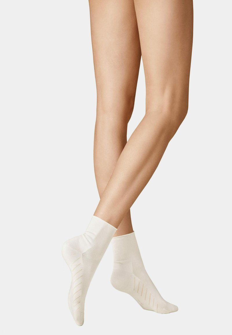 Knielange weiße Baumwollsocken mit einer glatten Textur, ausgestattet mit einem gerippten Bund und dezenten Streifenakzenten an den Seiten.