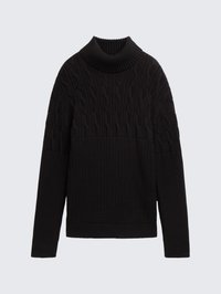 Czarny sweter z golfem o splocie warkoczowym, z fakturą prążkowaną, luźnym krojem i długimi rękawami. Materiał wydaje się miękki i gruby.
