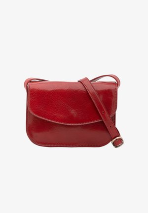 Borsa a tracolla in pelle rossa, forma rettangolare, finitura lucida, patta pieghevole con bordo curvo, tracolla regolabile con dettaglio fibbia.